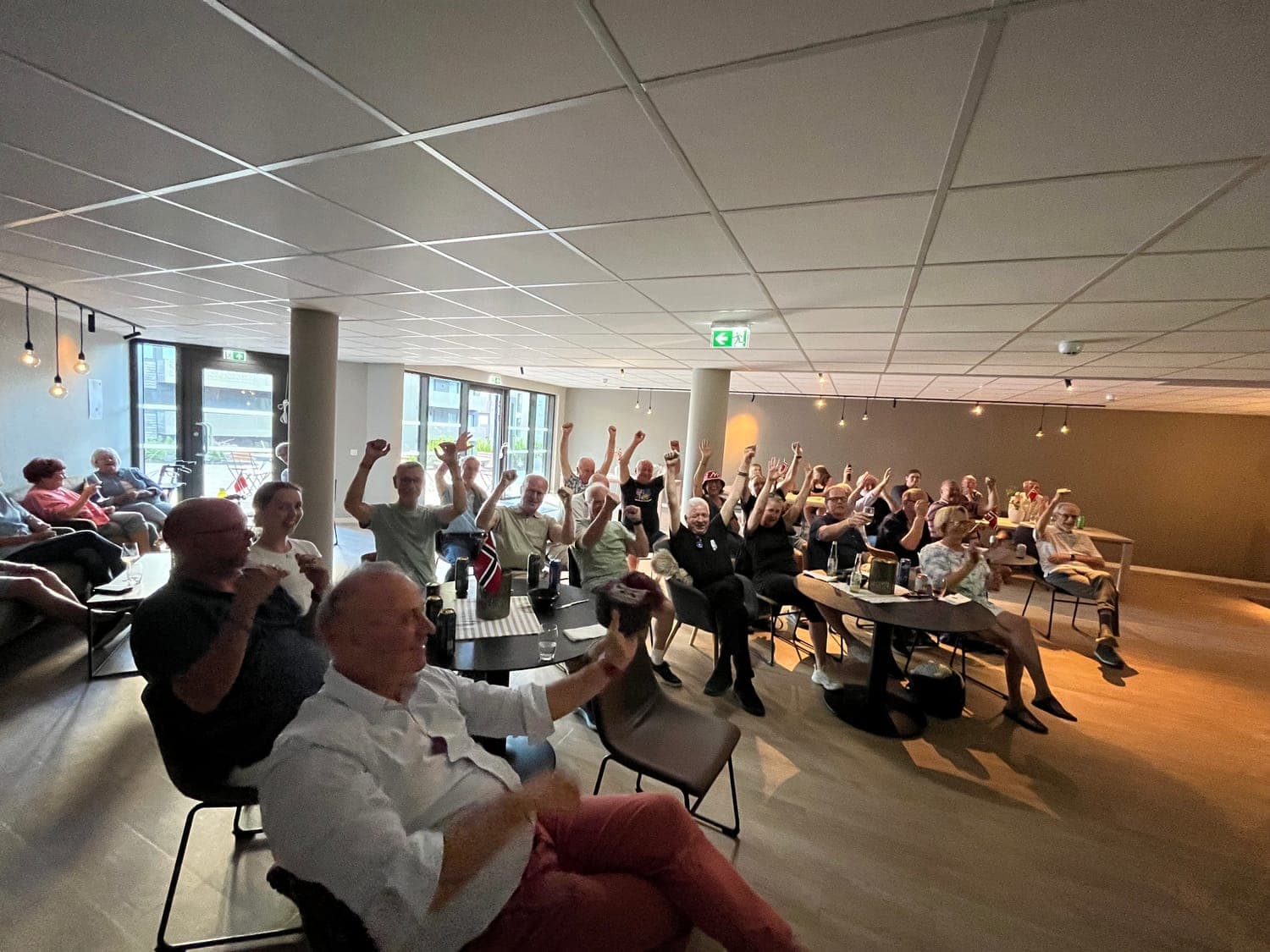 I kafeen arrangeres det litt av hvert - alt fra quizkvelder, vaffeldager, til vin og KI kurs og spennende foredrag.
