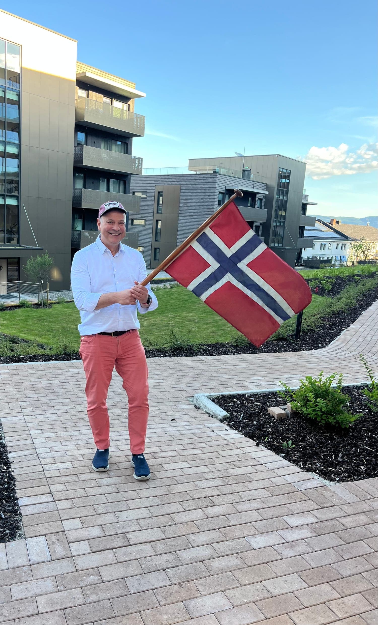 Erik svinger flagget for hvert mål🇳🇴 Se videoklipp under