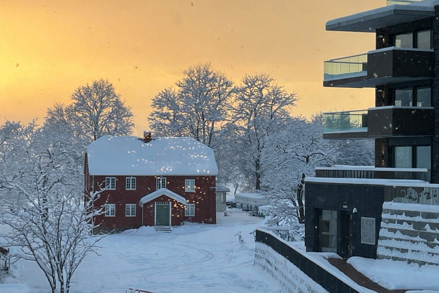 Vakker solnedgang over fredede gamle Vik skysstasjon som er nærmeste nabo.